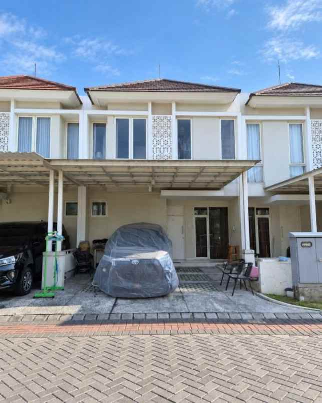 dijual rumah pakuwon city