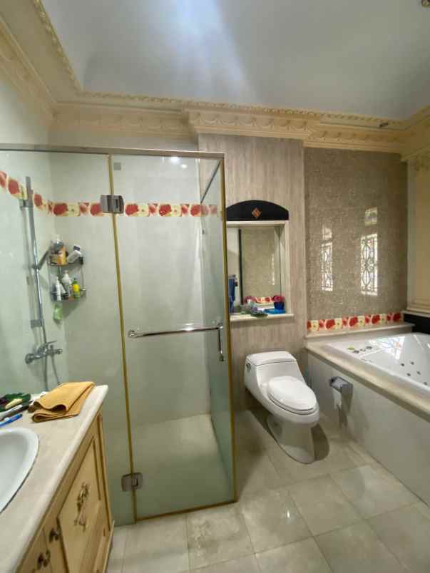 dijual rumah pakuwon city