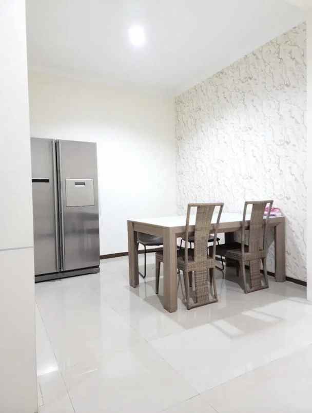 dijual rumah pakuwon city cluster taman