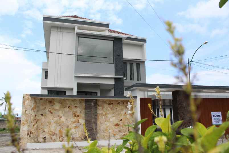 dijual rumah perum diamond residence