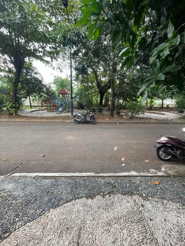 dijual rumah perumahan royal residence