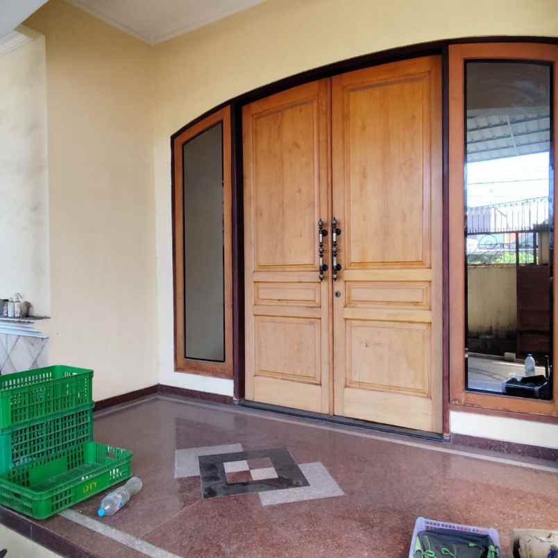 dijual rumah raya pucang jajar