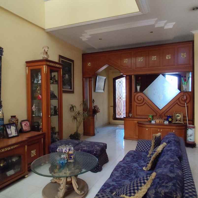 dijual rumah raya pucang jajar