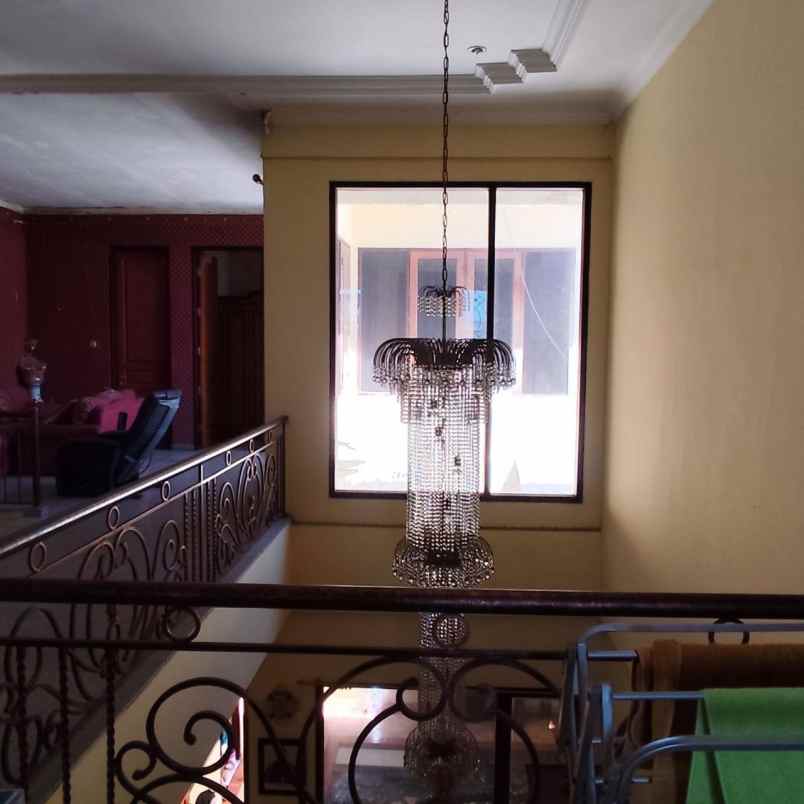 dijual rumah raya pucang jajar