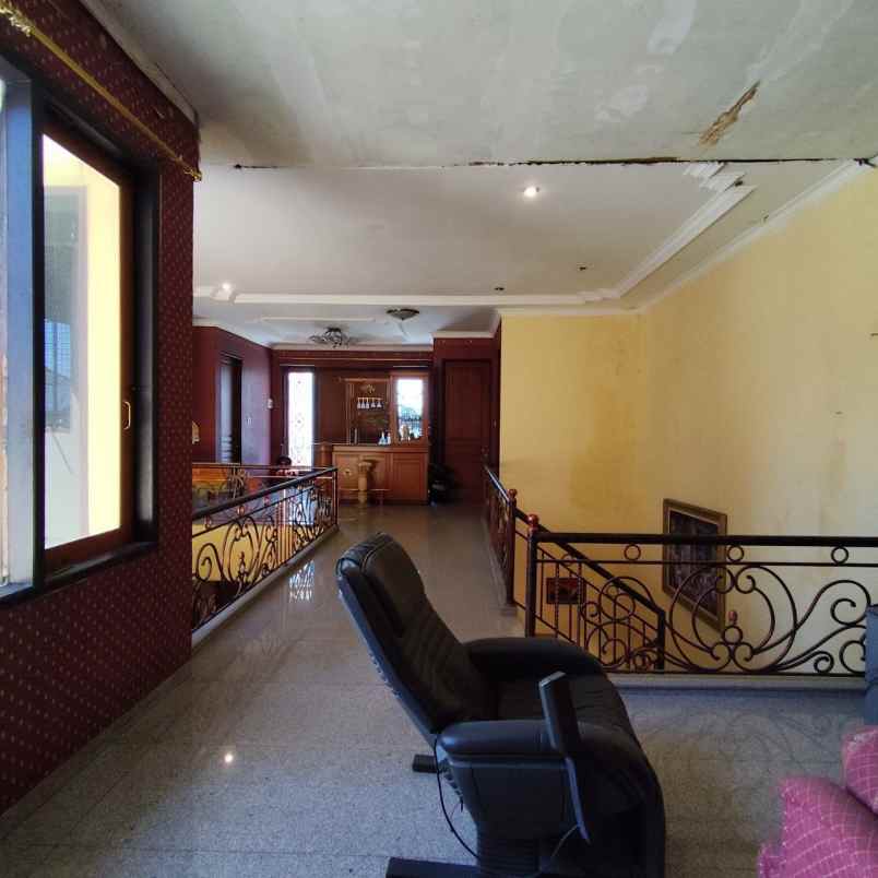 dijual rumah raya pucang jajar