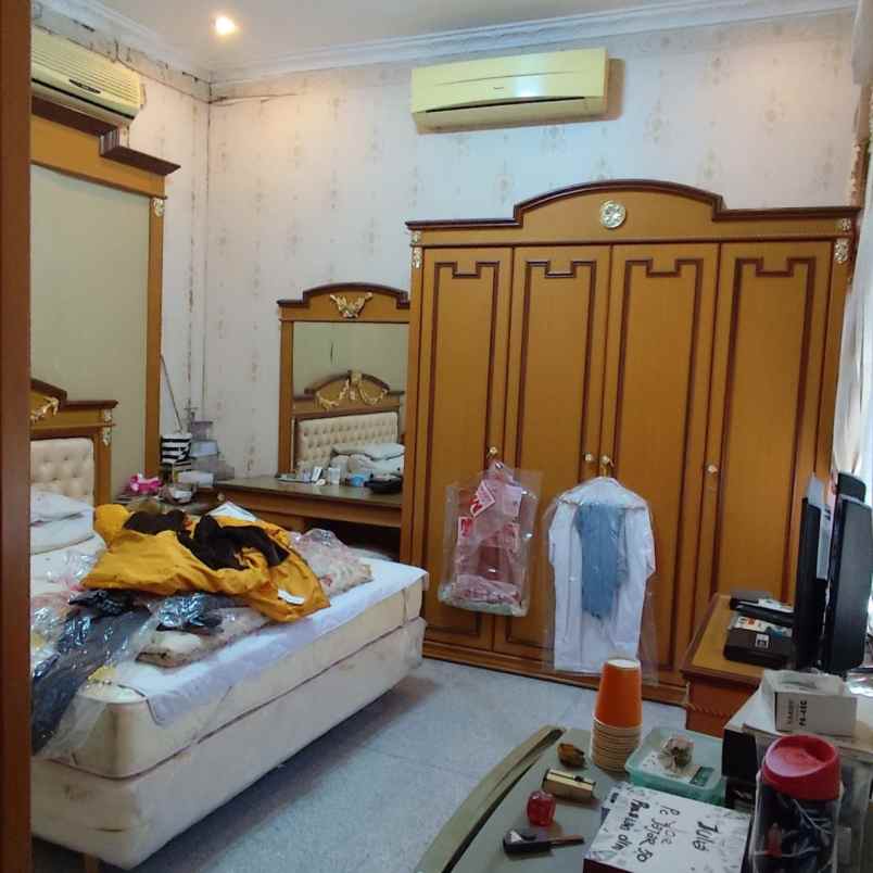 dijual rumah raya pucang jajar