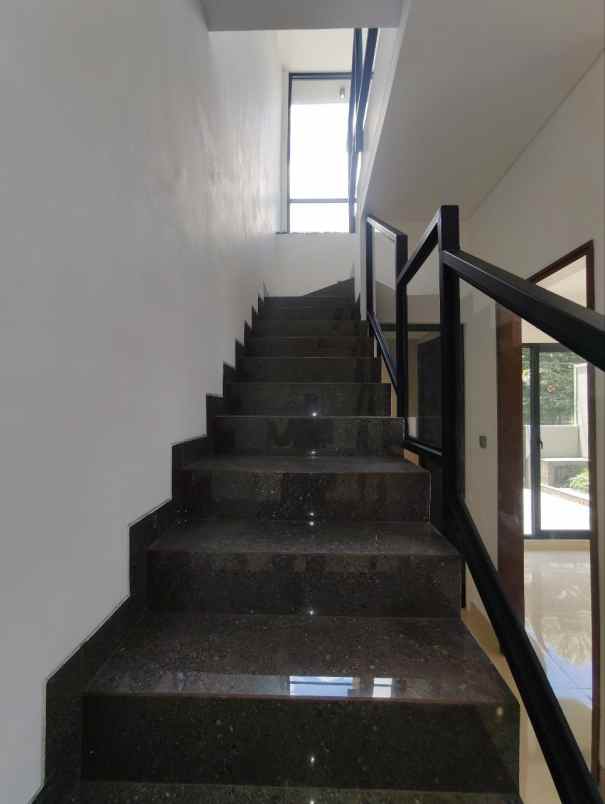 dijual rumah rungkut asri