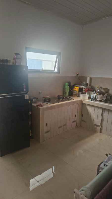 dijual rumah serua