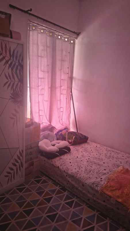 dijual rumah serua