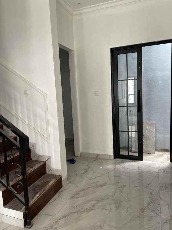 dijual rumah srengseng sawah