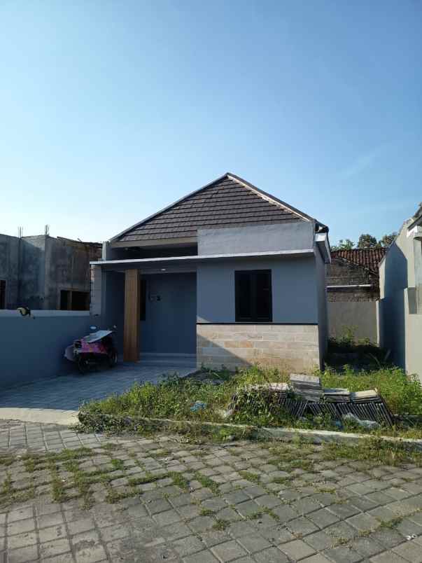 dijual rumah tajem