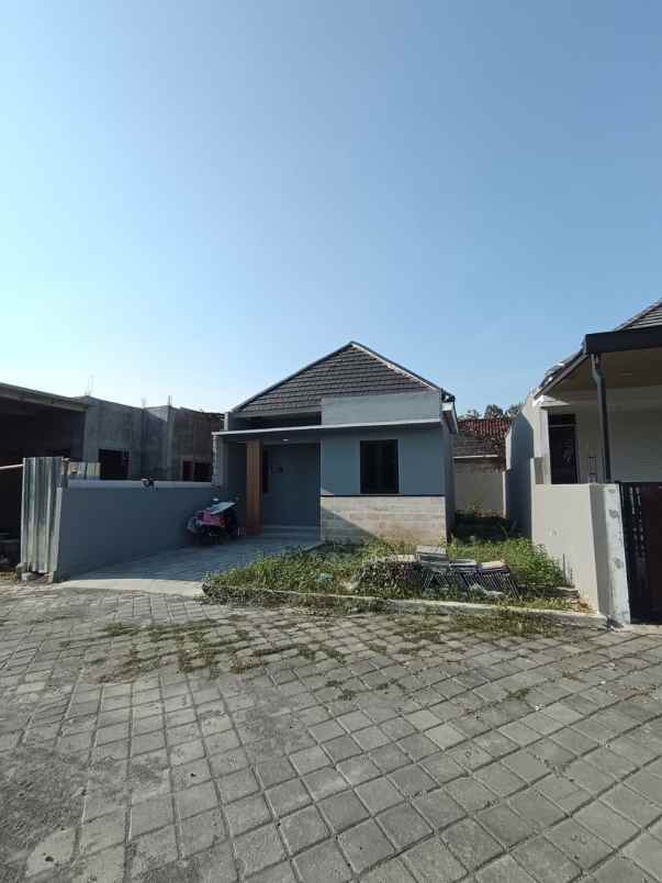 dijual rumah tajem