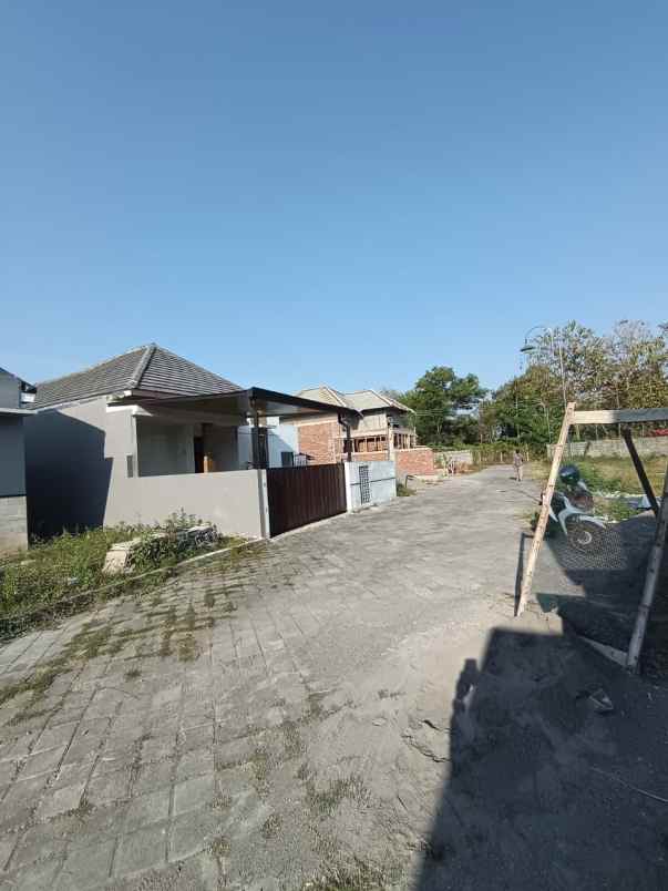 dijual rumah tajem