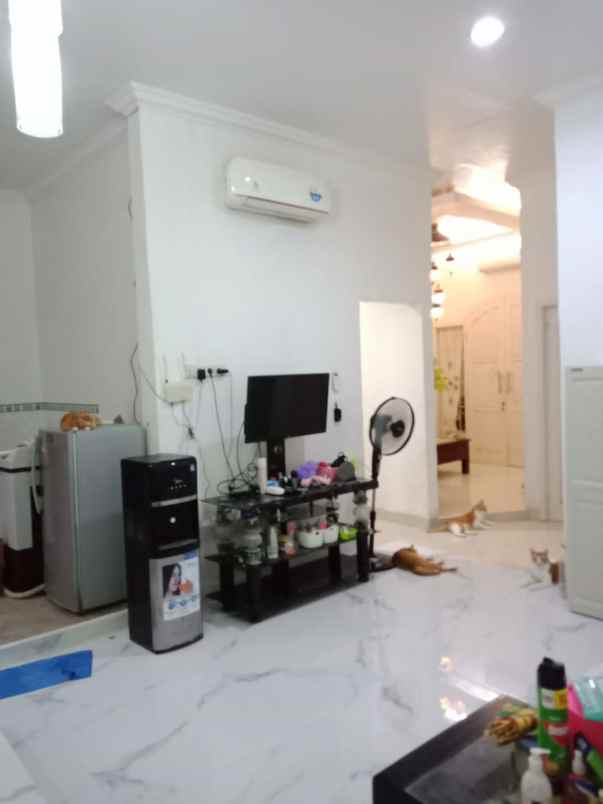 dijual rumah tytyan kencana