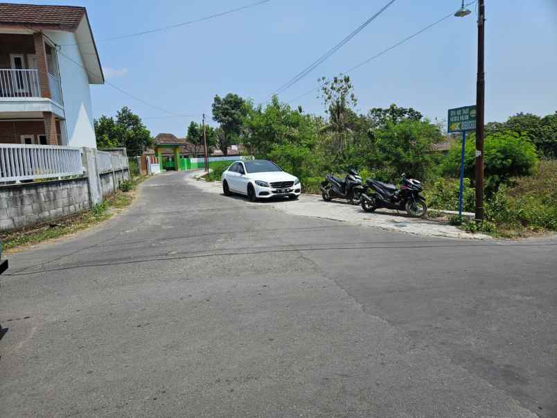 dijual tanah jl westlake trihanggo kec
