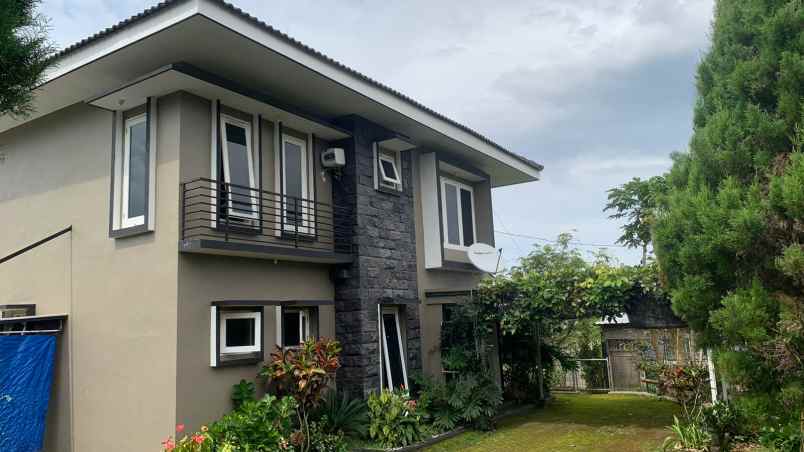 dijual villa eksklusif di batu suasana asri dan sejuk