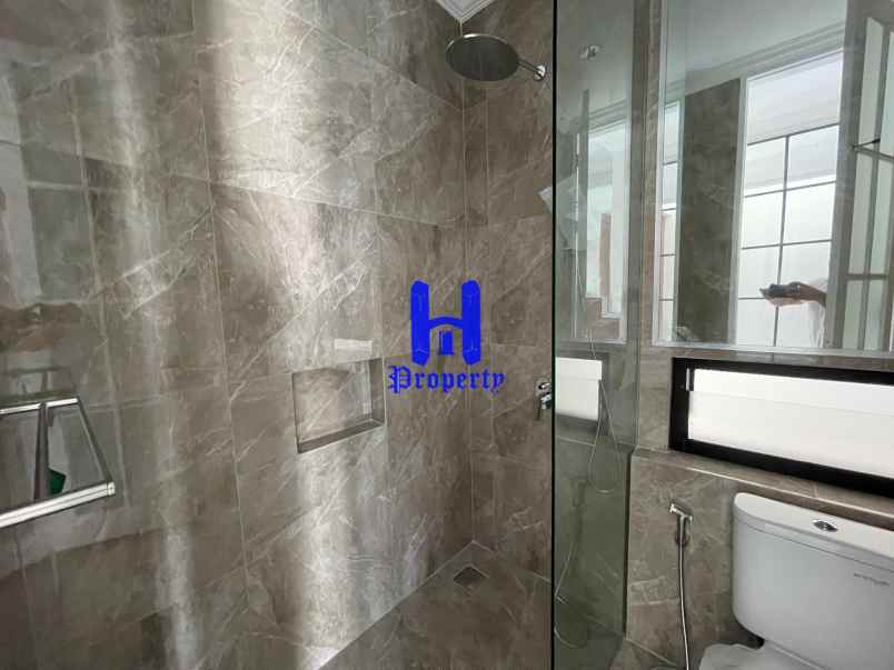 dijual villa komplek citraland gama