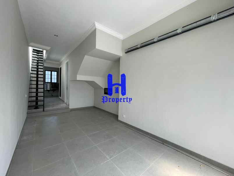 dijual villa komplek citraland gama