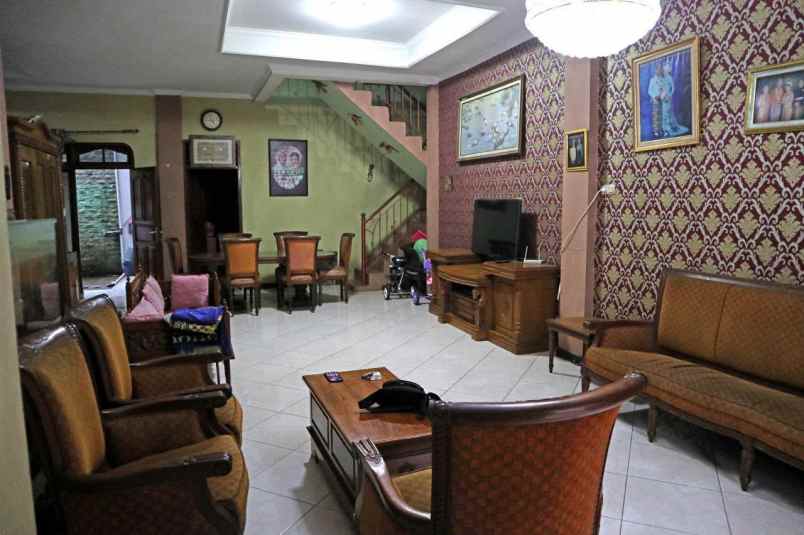 jual rumah 2 lantai hook di lenteng agung jagakarsa