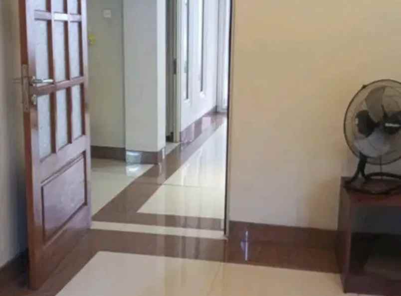 jual rumah mewah bagus shm di manyarrejo kota surabaya