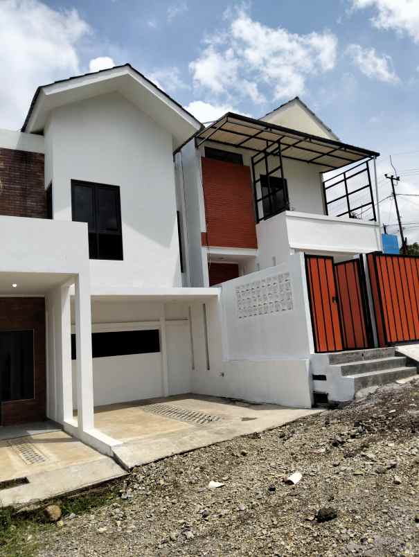 perumahan 2 lantai paling dekat sarijadi 600 jutaan