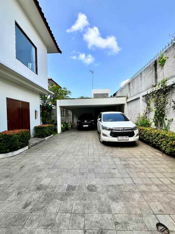 punya 9 mobil carport rumah ini muat semua