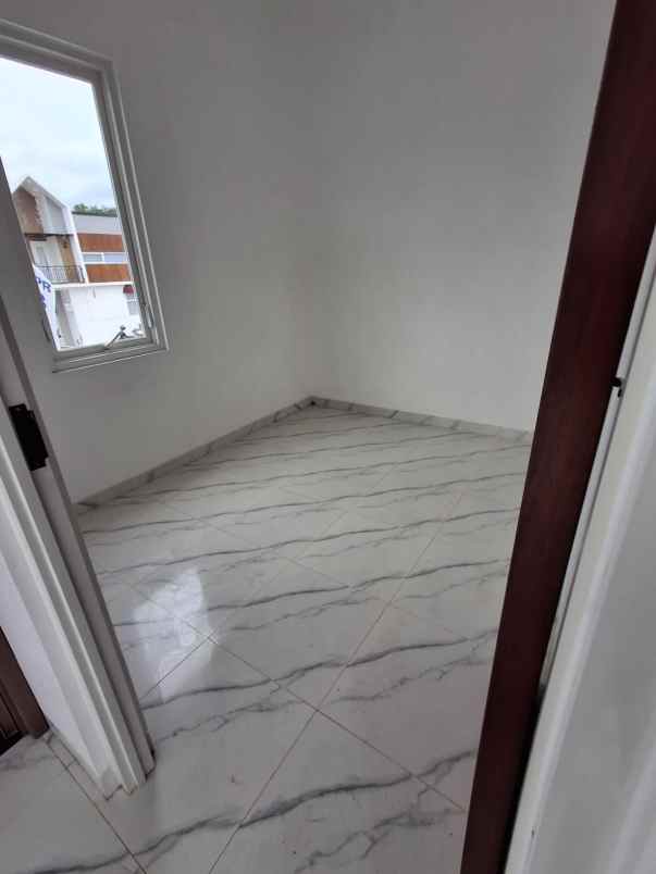 rumah 2 lantai lokasi samping tol malang