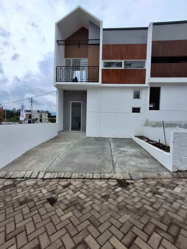 rumah 2 lantai lokasi samping tol malang