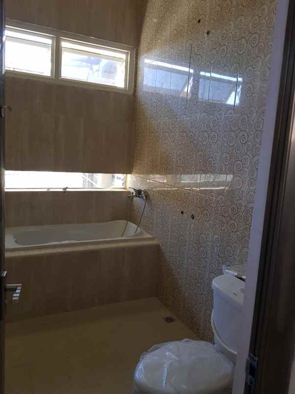 rumah 2 lantai siap huni di babatan pantai