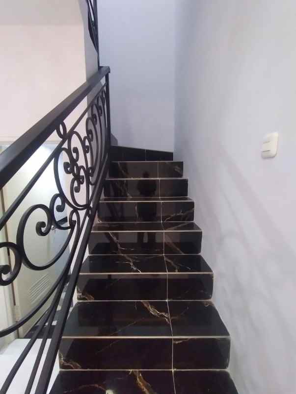 rumah 2 lantai siap huni di kahfi 1 jagakarsa