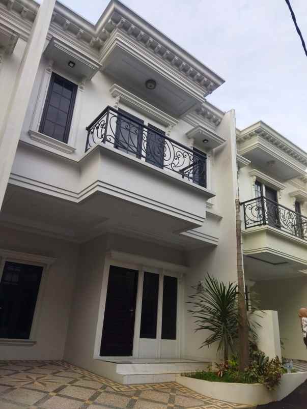 rumah 2 lantai siap huni di kahfi 1 jagakarsa