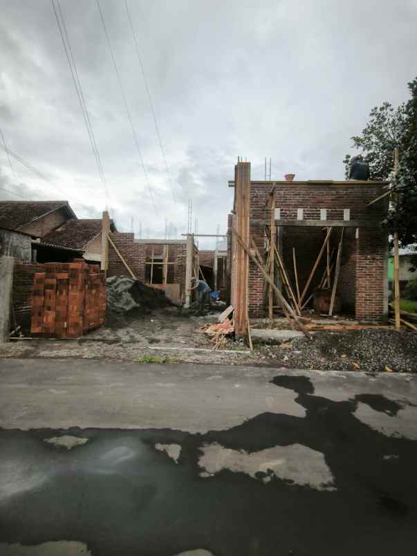 rumah baru dekat pasar cebongan dan view sawah