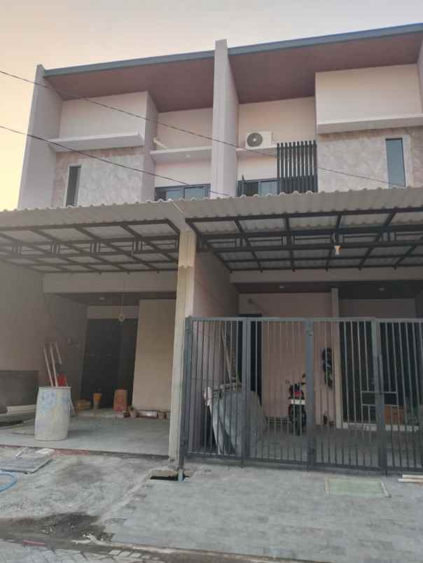 rumah baru tenggilis mejoyo 2 lantai row jalan 3 mobil