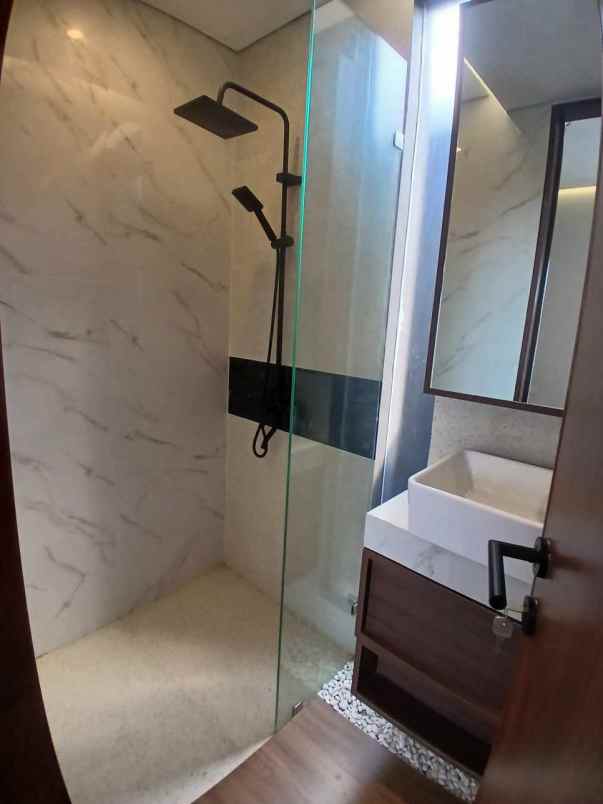 rumah cluster premium 2 5 lantai di pancoran mas depok