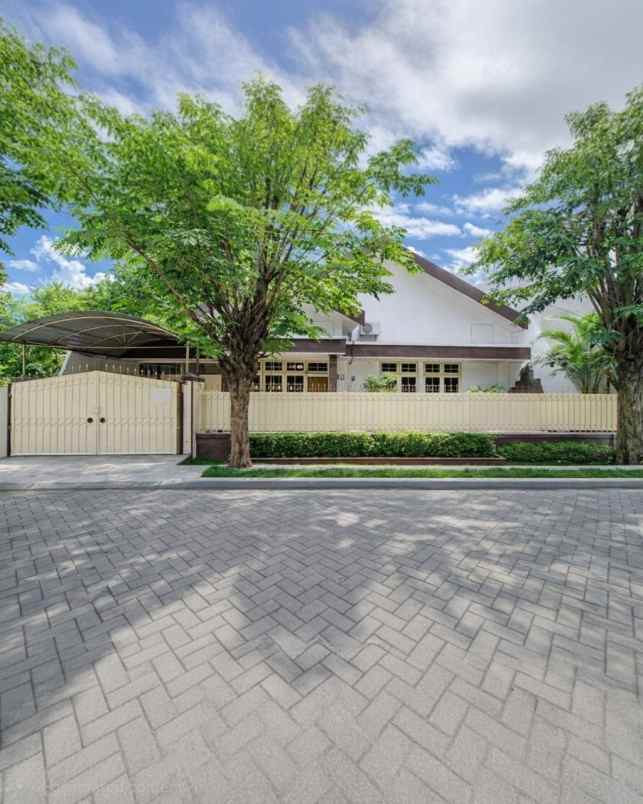 rumah dharmahusada indah strategis carport garasi