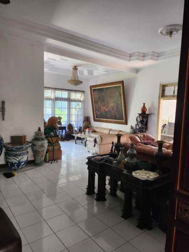 rumah dharmahusada indah strategis carport garasi