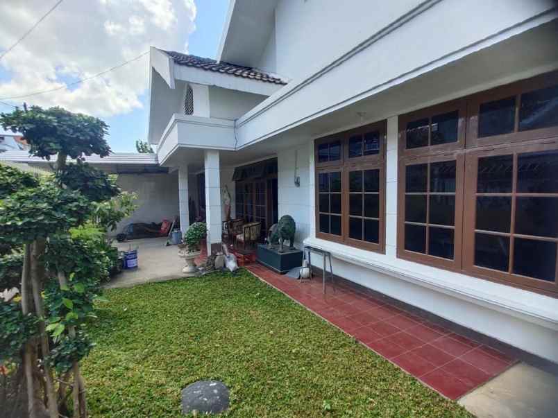 rumah dharmahusada indah strategis carport garasi