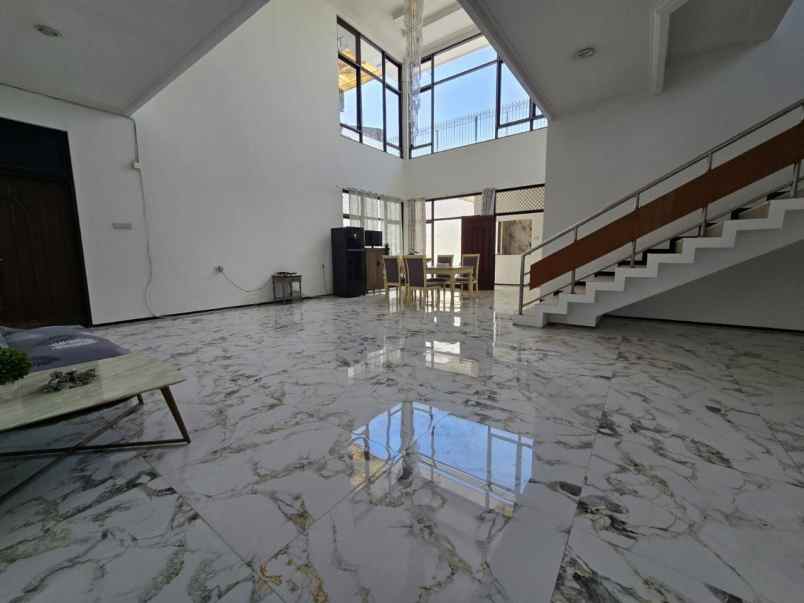 rumah dharmahusada indah strategis siap huni