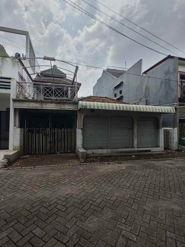 rumah hitung tanah ketintang hadap timur