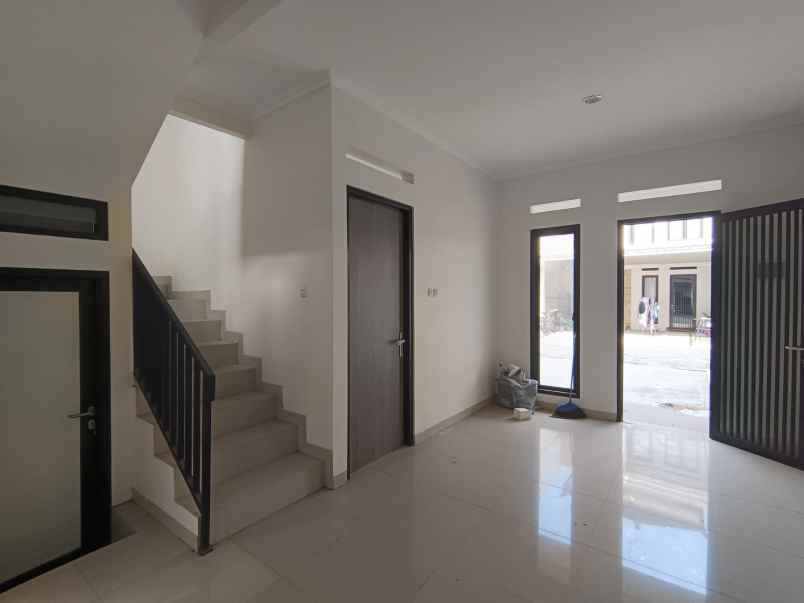 rumah jalan raya pasir putih