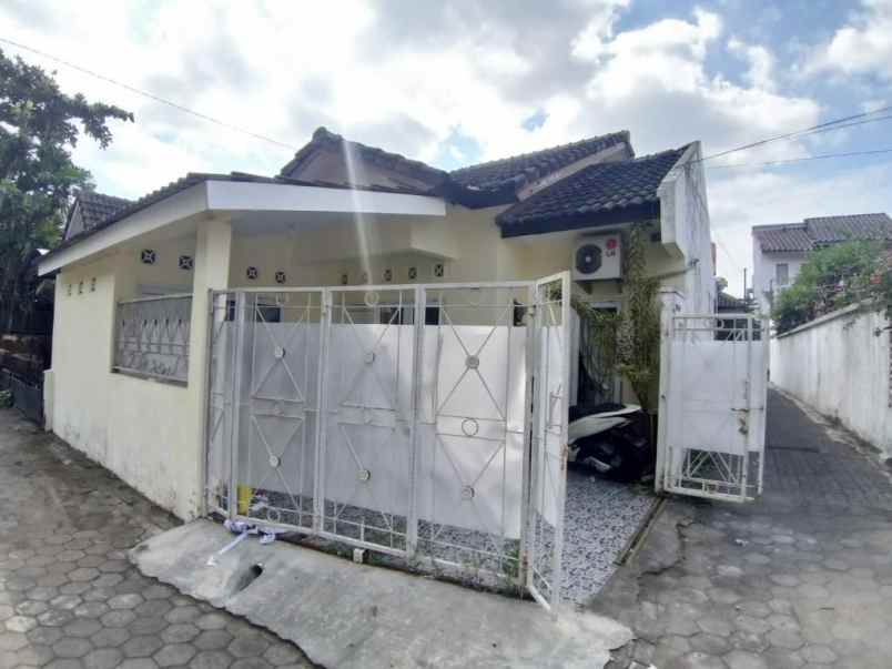 rumah kawasan elit di sariharjo sleman