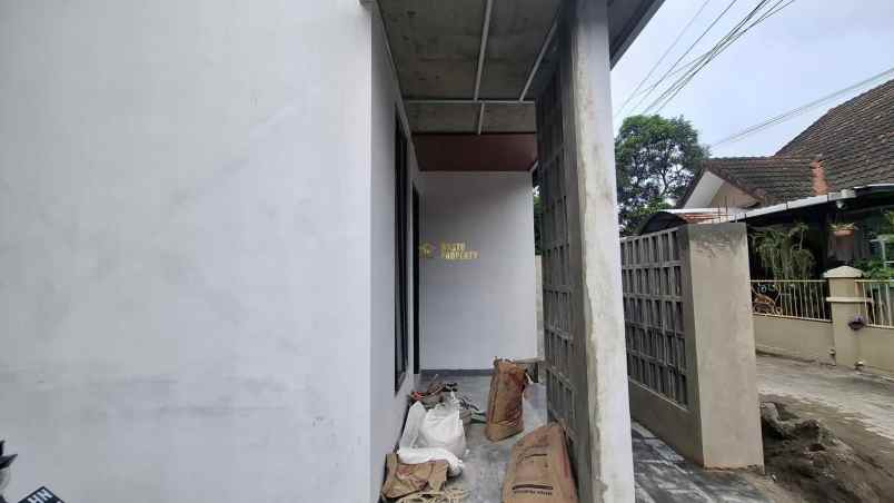 rumah limasan modern dalam cluster di kalasan