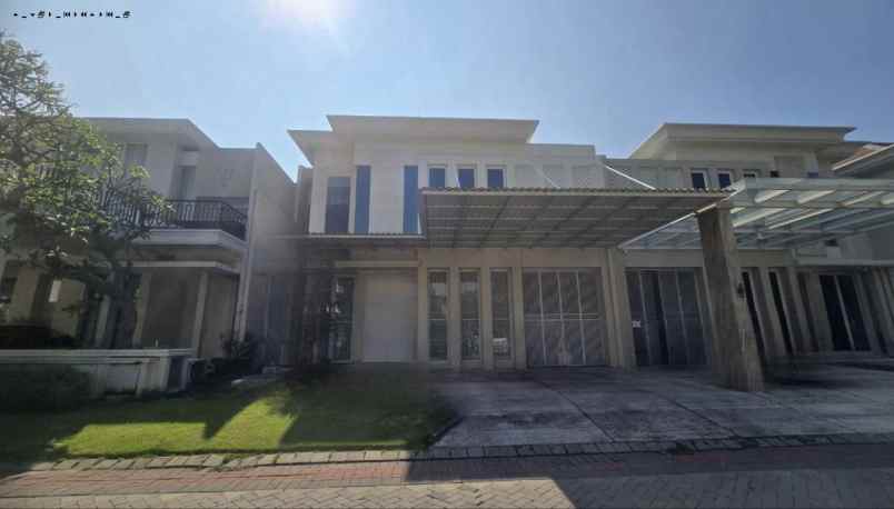 rumah long beach pakuwon city strategis minimalis