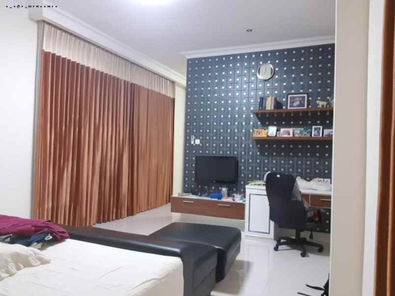 rumah long beach pakuwon city strategis minimalis