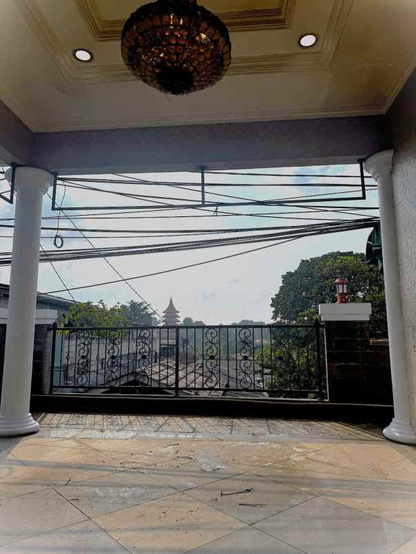 rumah mewah 2 5 lantai di bambu apus jakarta timur
