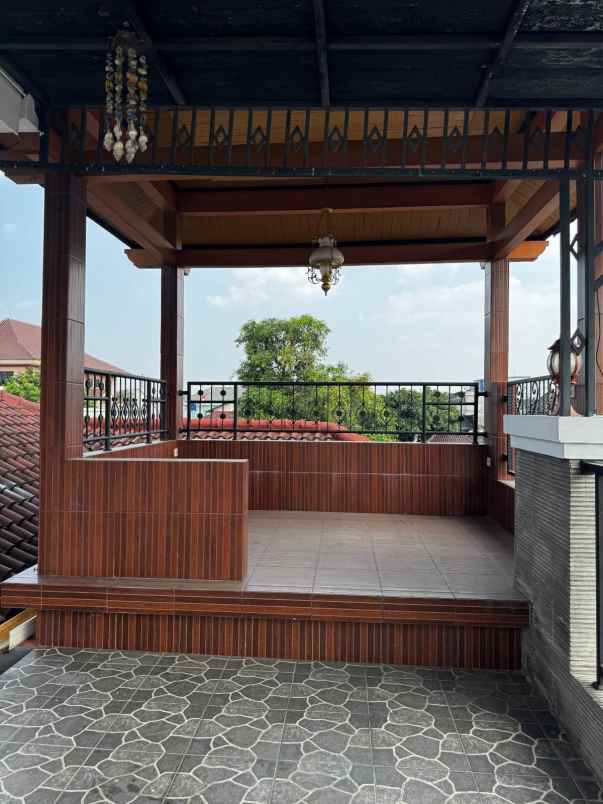 rumah mewah 2 5 lantai di bambu apus jakarta timur