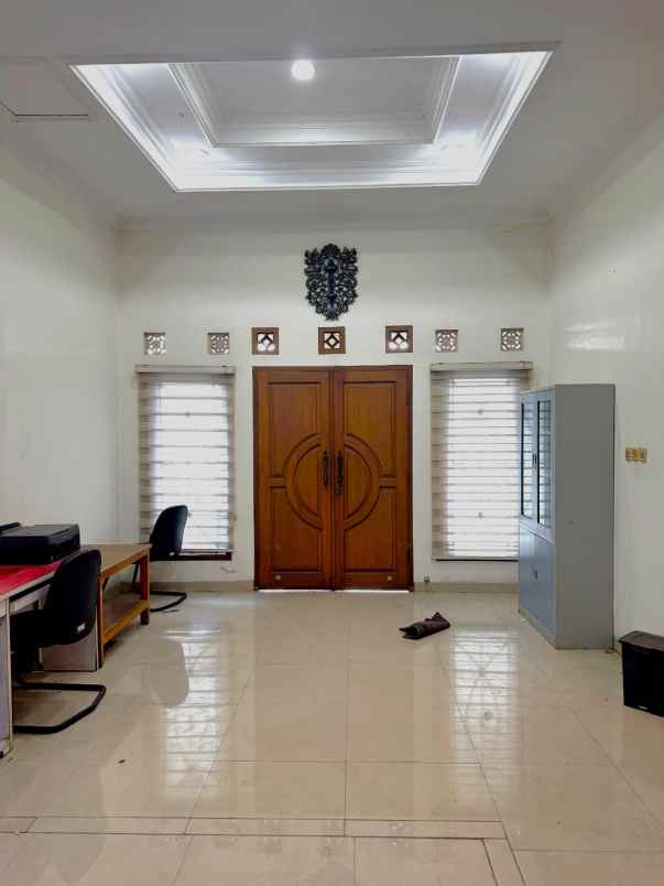 rumah mewah 2 5 lantai di bambu apus jakarta timur