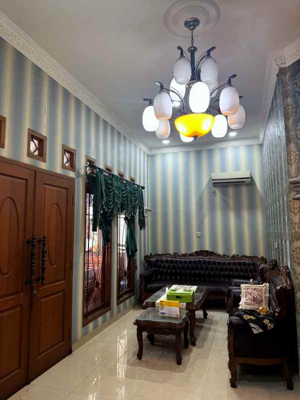 rumah mewah 2 5 lantai di bambu apus jakarta timur