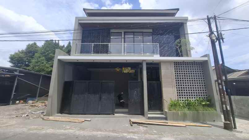 rumah mewah 2 lantai siap huni di purwomartani sleman