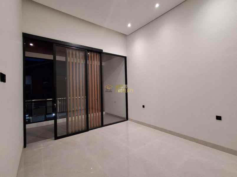 rumah mewah siap huni dekat monjali lokasi strategis
